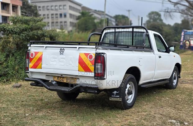 Nissan Hardbody 2014 White