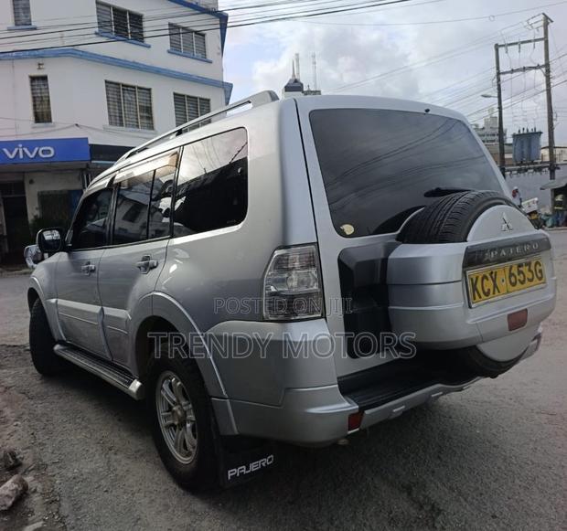 Mitsubishi Pajero 2012 Silver