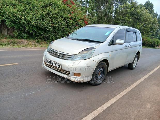 Toyota ISIS 2005 Silver