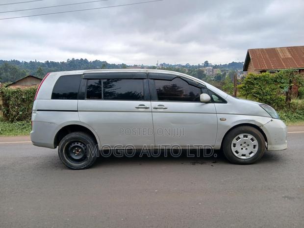 Toyota ISIS 2005 Silver