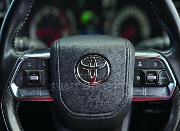 Toyota Land Cruiser LC300 2021 Gray