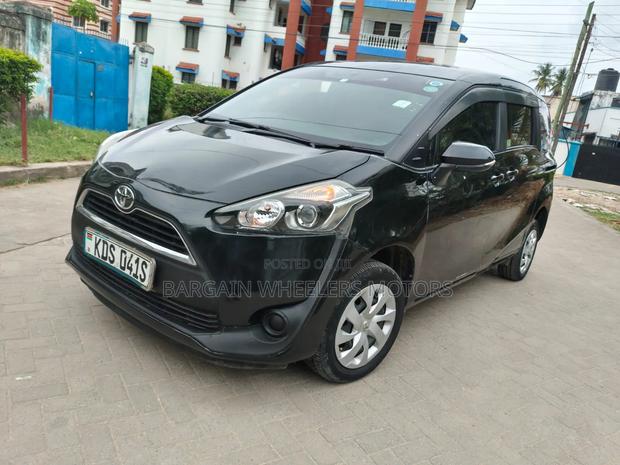 Toyota Sienta 2017 Black