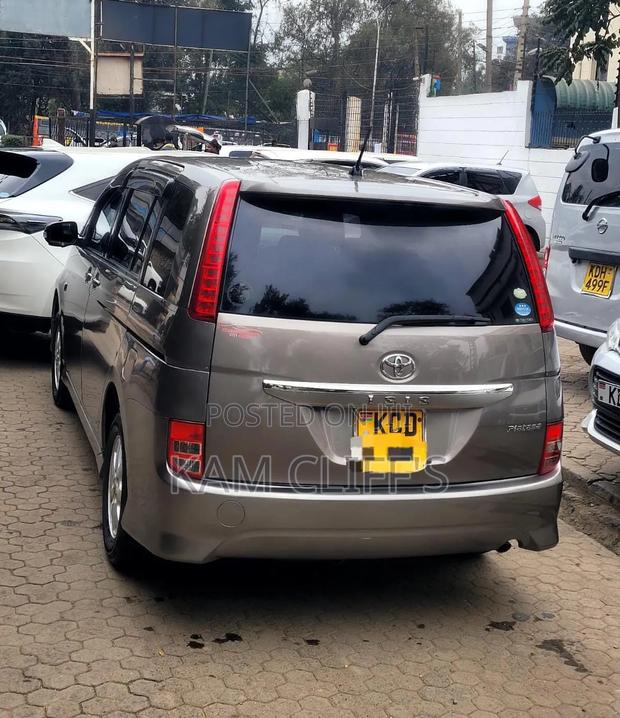 Toyota ISIS 2008 Gray