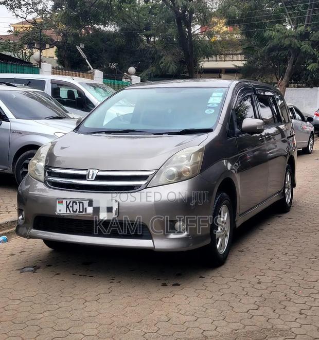 Toyota ISIS 2008 Gray