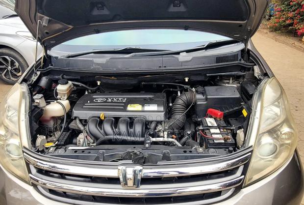 Toyota ISIS 2008 Gray