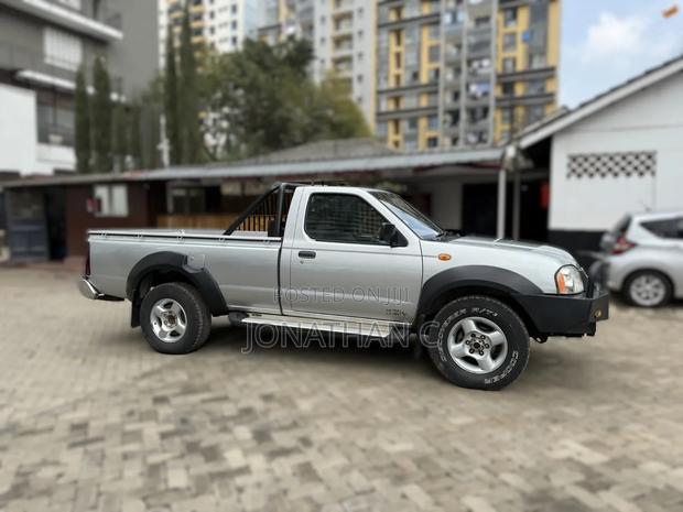 Nissan NP300 2010 Silver