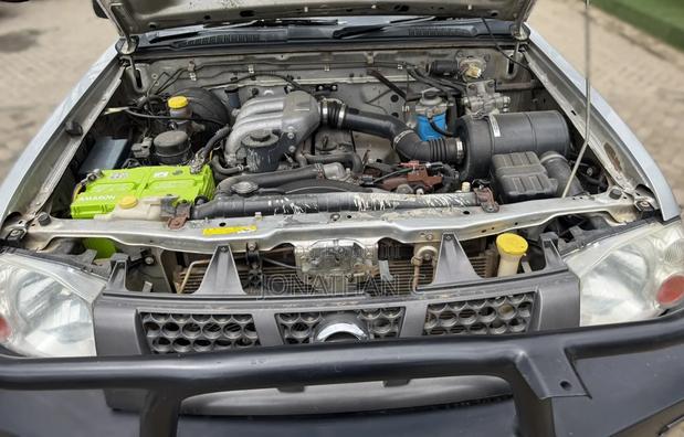 Nissan NP300 2010 Silver