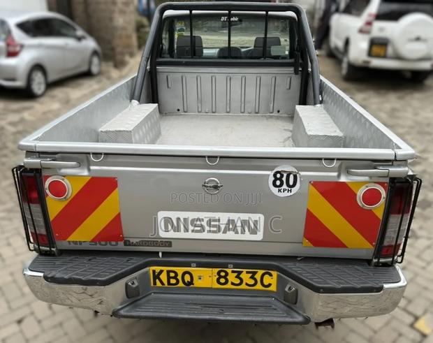 Nissan NP300 2010 Silver