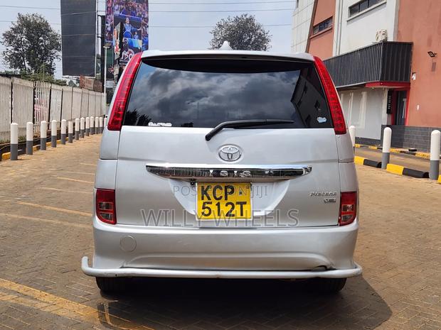 Toyota ISIS 2010 Silver