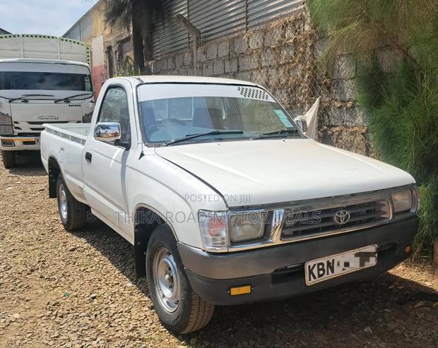 Toyota Hilux 2.5 Cab 2005 White