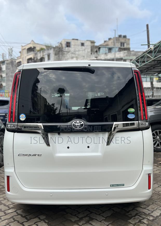Toyota Esquire 2.0 FWD (7 seater) 2019 White