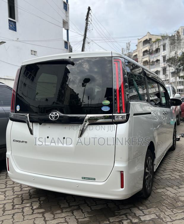Toyota Esquire 2.0 FWD (7 seater) 2019 White