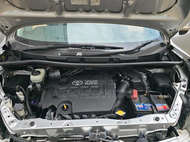Toyota Voxy 2009 Silver