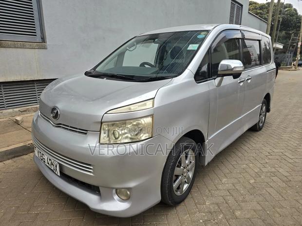 Toyota Voxy 2009 Silver