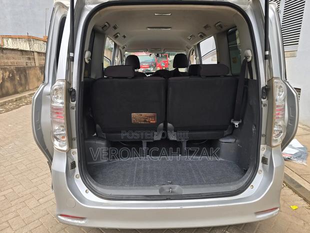 Toyota Voxy 2009 Silver