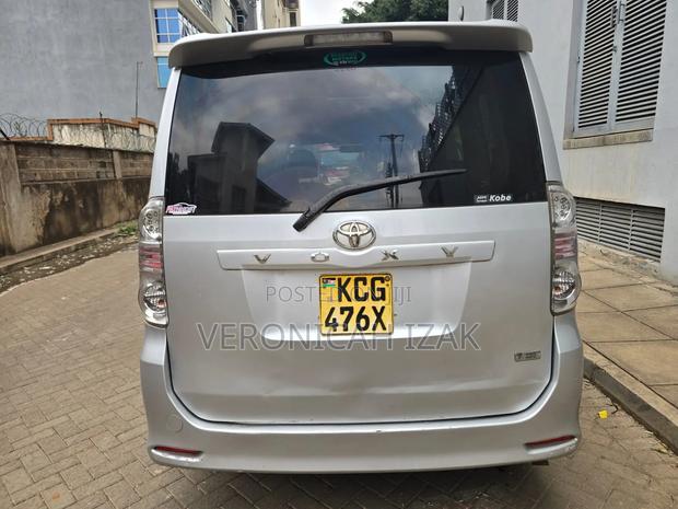 Toyota Voxy 2009 Silver