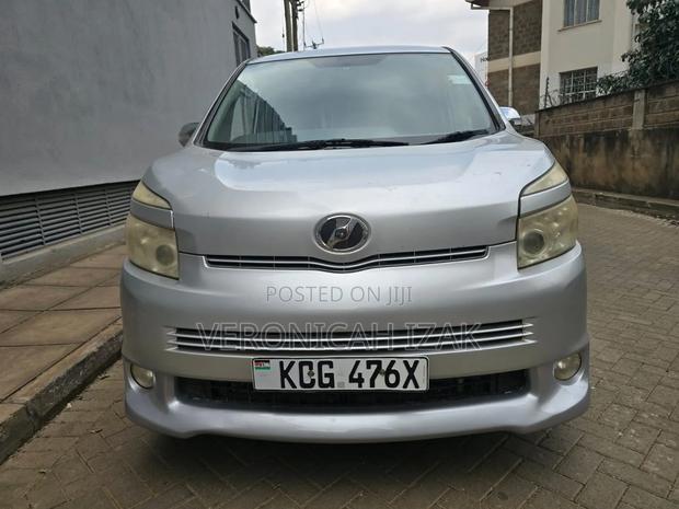 Toyota Voxy 2009 Silver