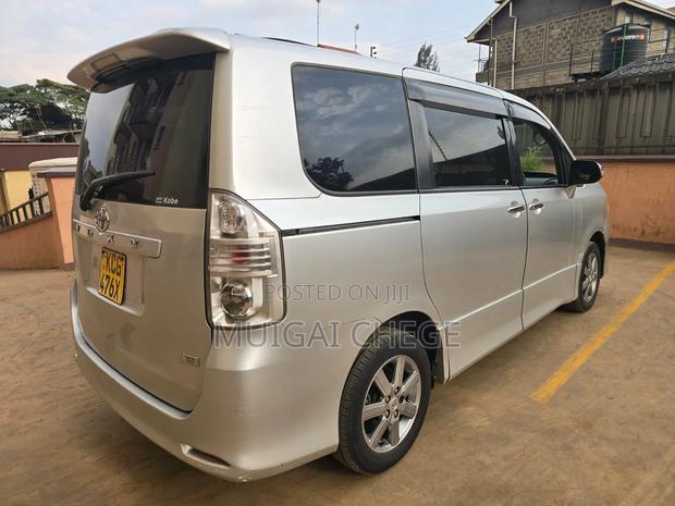 Toyota Voxy 2009 Silver
