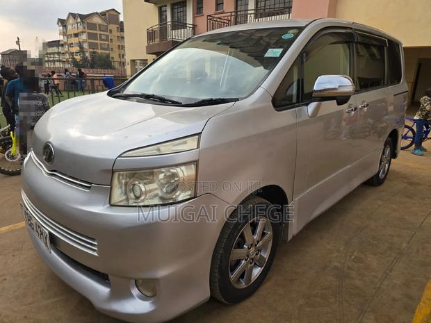 Toyota Voxy 2009 Silver
