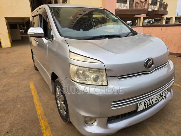 Toyota Voxy 2009 Silver