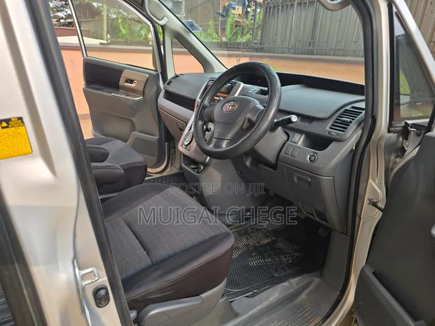 Toyota Voxy 2009 Silver