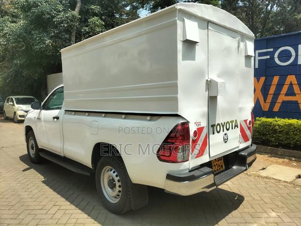 Toyota Hilux 2024 White