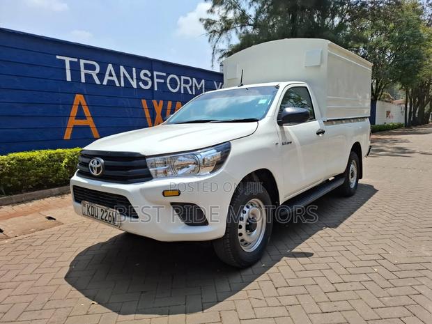 Toyota Hilux 2025 White