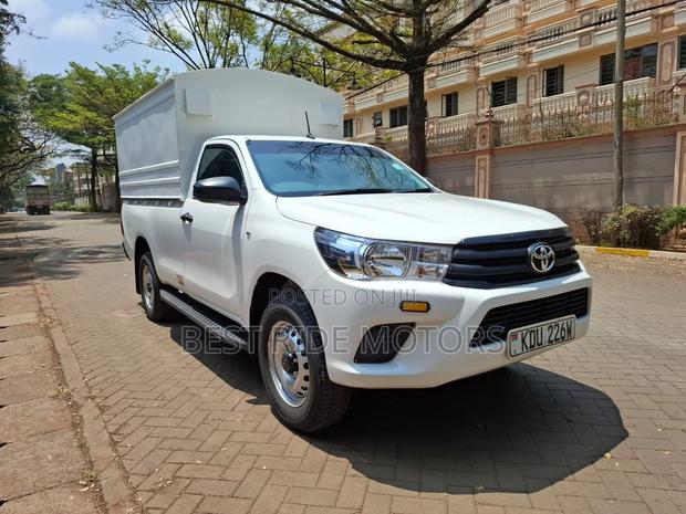Toyota Hilux 2025 White