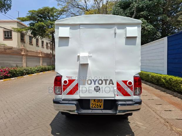Toyota Hilux 2025 White