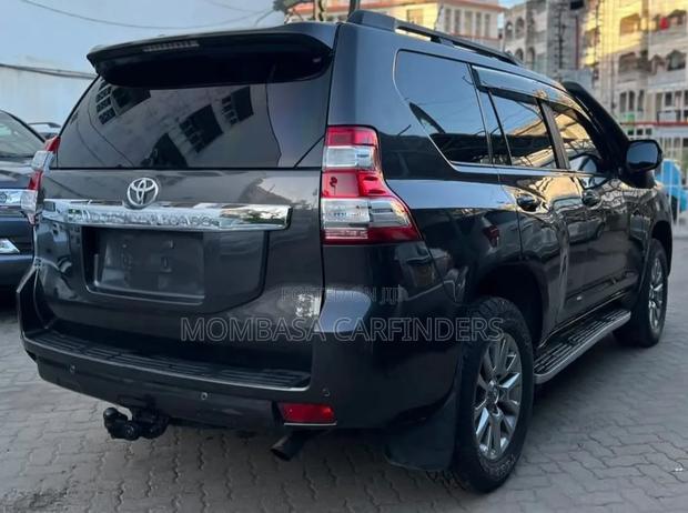 Toyota Land Cruiser Prado 2011 Gray