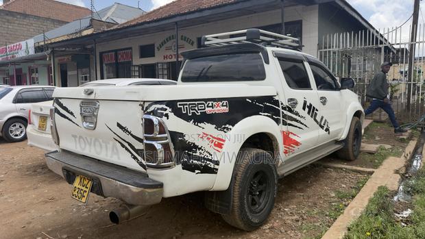 Toyota Hilux SR5 4x4 2013 White