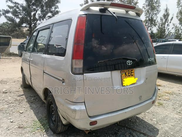 Toyota Noah 2006 Silver