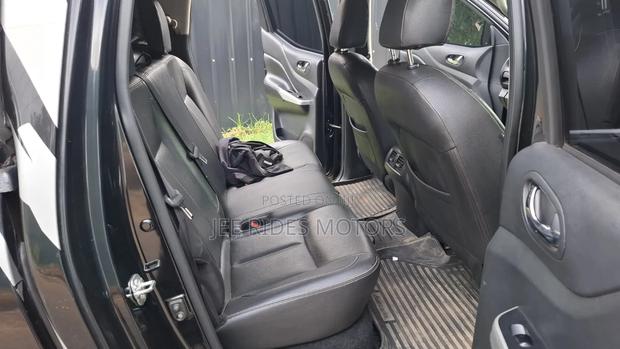 Nissan Navara 2019 Black