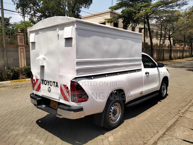 Toyota Hilux 2025 White