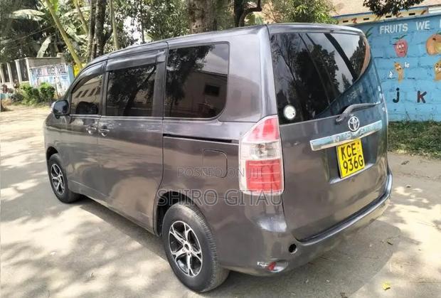 Toyota Noah 2008 Gray