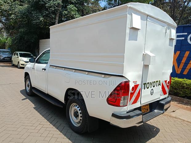 Toyota Hilux 2025 White