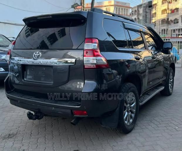 Toyota Land Cruiser Prado 2011 Gray