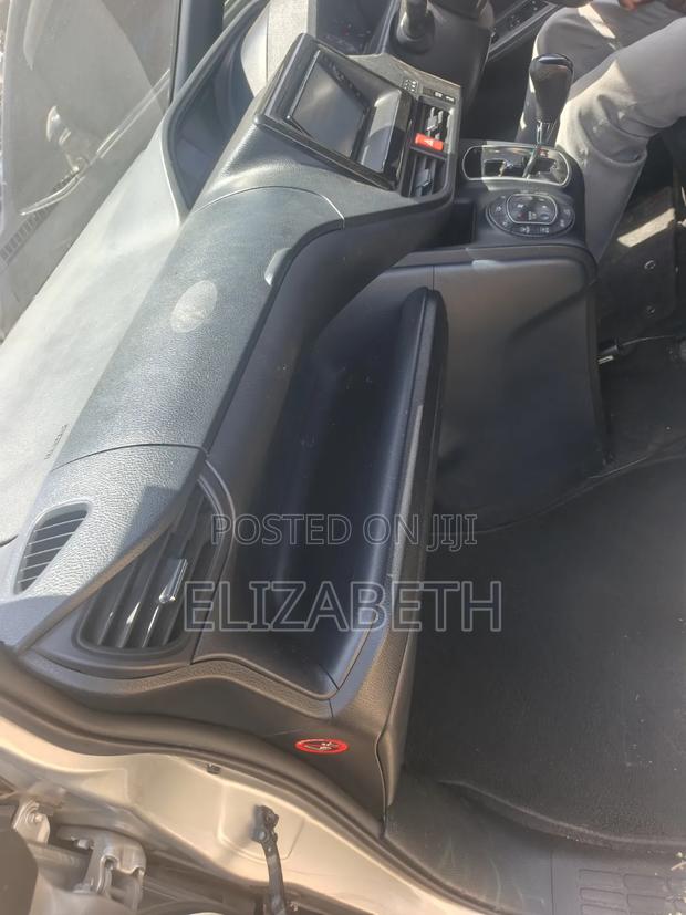 Toyota Voxy 2016 Silver