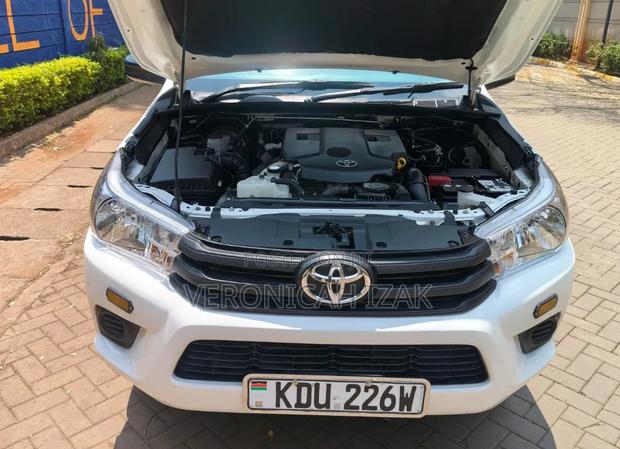 Toyota Hilux 2025 White