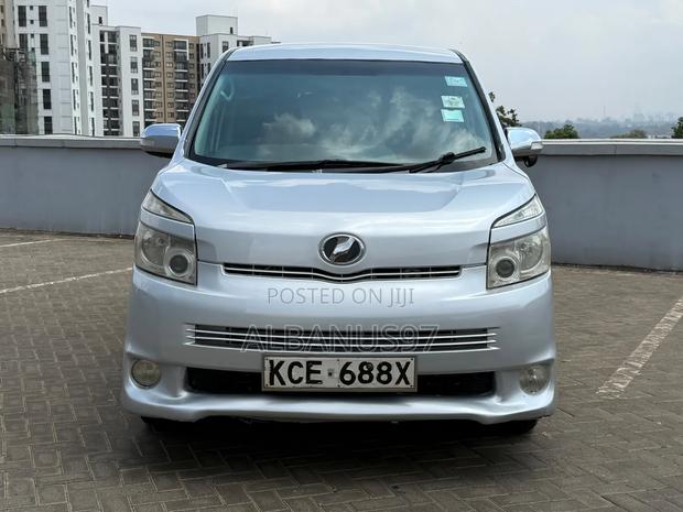 Toyota Voxy 2008 Silver