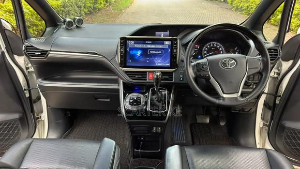 Toyota Esquire 2018 White