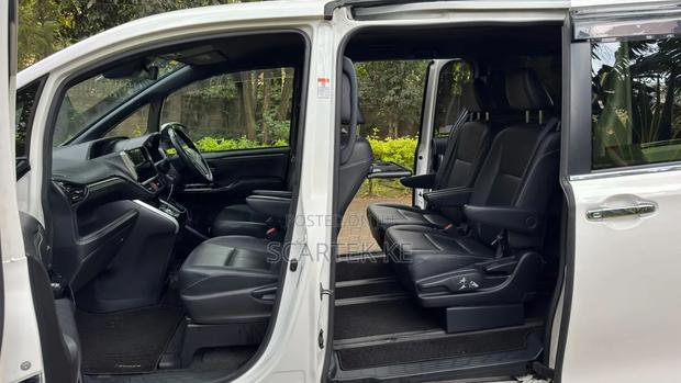 Toyota Esquire 2018 White