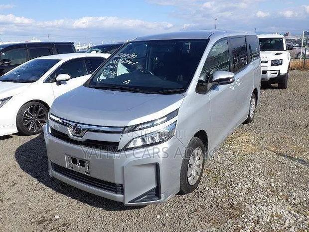 Toyota Voxy 2018 Silver