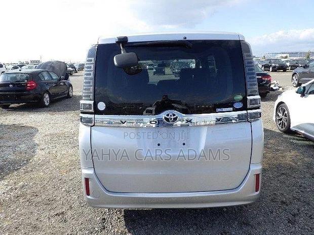 Toyota Voxy 2018 Silver