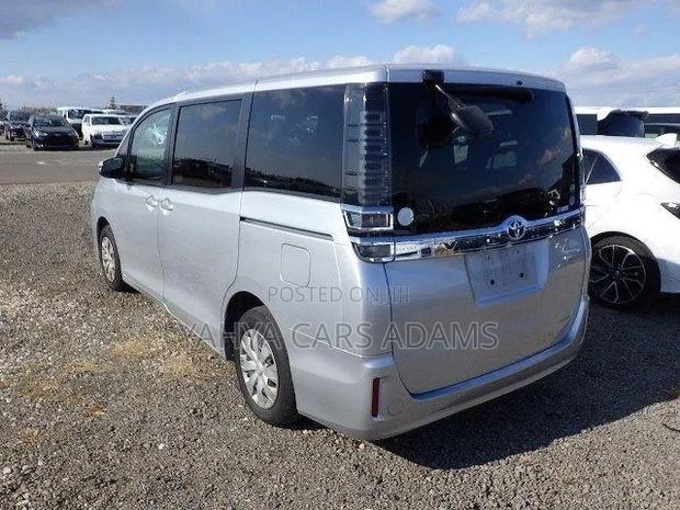 Toyota Voxy 2018 Silver