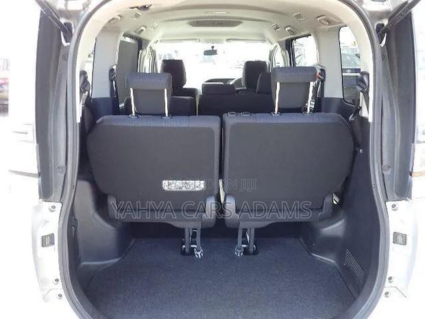 Toyota Voxy 2018 Silver