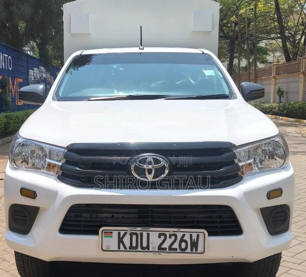 Toyota Hilux 2025 White
