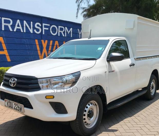 Toyota Hilux 2025 White