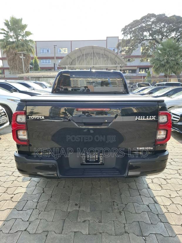 Toyota Hilux 2022 Black