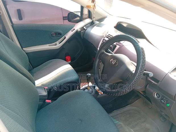 Toyota Vitz 2005 Silver